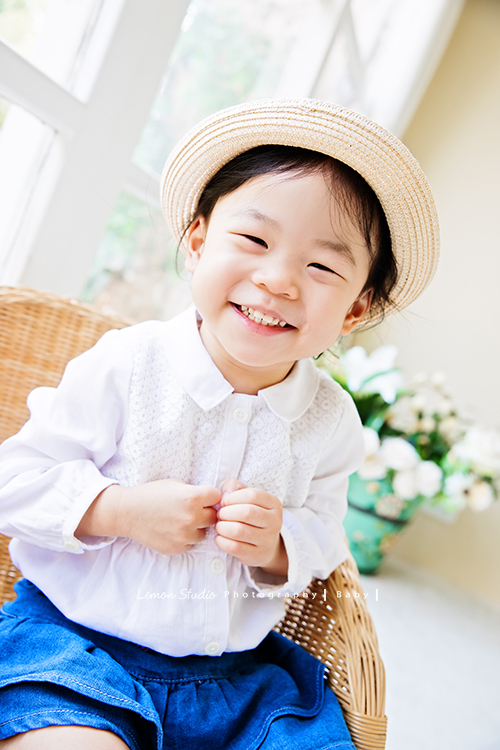 這是兩歲的婧雅和爸拔媽麻第二次來拍寶寶寫真，這張靖雅的獨照，靖雅笑得好燦爛好可愛！