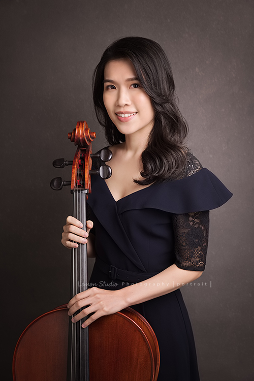大提琴演奏家張可欣老師來拍音樂家專業形象照,美國伊利諾大學香檳分校大提琴演奏博士,現旅居新加坡,為新加坡國防部隸屬Music and Drama Company的期下音樂家,從事古典以及流行多元化現場演出及錄音製作!這張是張可欣老師兩手扶著大提琴,很有氣質的一張專業形象照!