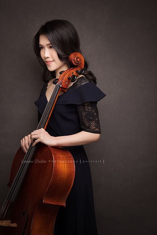 大提琴演奏家張可欣老師來拍音樂家專業形象照,美國伊利諾大學香檳分校大提琴演奏博士,現旅居新加坡,為新加坡國防部隸屬Music and Drama Company的期下音樂家,從事古典以及流行多元化現場演出及錄音製作!這張是張可欣老師兩手扶著大提琴側面沒有看鏡頭,很有氣質的一張專業形象照!