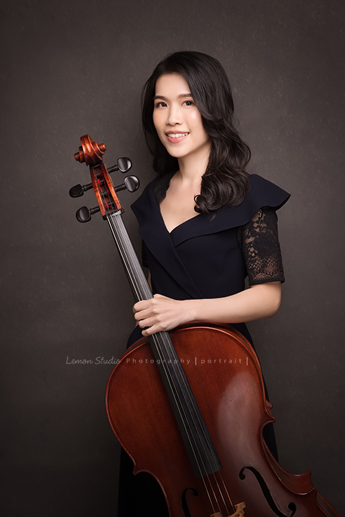 大提琴演奏家張可欣老師來拍音樂家專業形象照,美國伊利諾大學香檳分校大提琴演奏博士,現旅居新加坡,為新加坡國防部隸屬Music and Drama Company的期下音樂家,從事古典以及流行多元化現場演出及錄音製作!這張是張可欣老師手拿著大提琴,很有氣質的一張專業形象照!