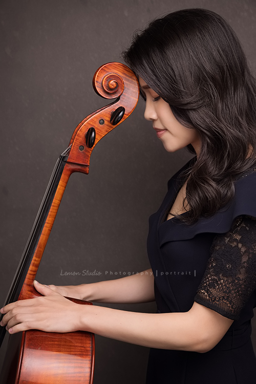 大提琴演奏家張可欣老師來拍音樂家專業形象照,美國伊利諾大學香檳分校大提琴演奏博士,現旅居新加坡,為新加坡國防部隸屬Music and Drama Company的期下音樂家,從事古典以及流行多元化現場演出及錄音製作!這張是張可欣老師眼睛閉著頭靠在大提琴上的專業形象照!