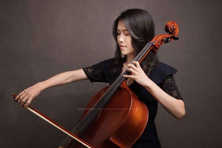 大提琴演奏家張可欣老師來拍音樂家專業形象照,美國伊利諾大學香檳分校大提琴演奏博士,現旅居新加坡,為新加坡國防部隸屬Music and Drama Company的期下音樂家,從事古典以及流行多元化現場演出及錄音製作!這張是張可欣老師正在拉大提琴的專業形象照!