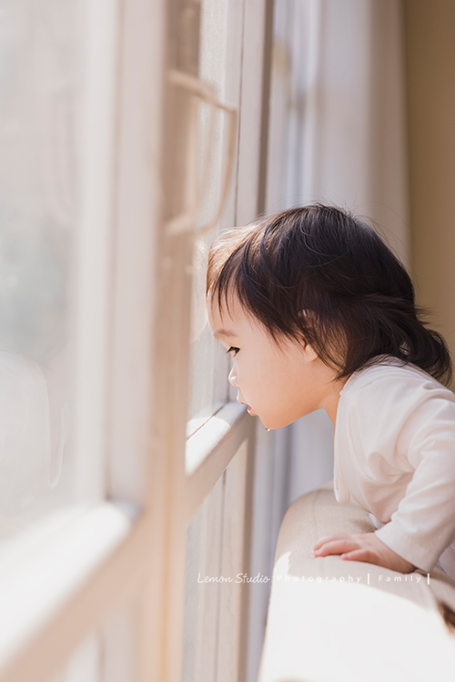 上次來拍照時大寶七個半月大，一年半不見，這次來拍寶寶攝影已經是三姊妹了！這次是姊姊三歲＆妹妹們11個月大的紀念！這張是妹妹好奇地看著窗外的相片！