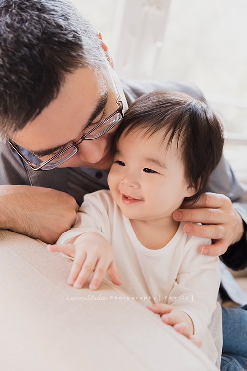 上次來拍照時大寶七個半月大，一年半不見，這次來拍寶寶攝影已經是三姊妹了！這次是姊姊三歲＆妹妹們11個月大的紀念！這張是爸拔親親妹妹的相片！