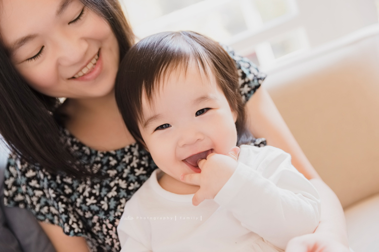 上次來拍照時大寶七個半月大，一年半不見，這次來拍寶寶攝影已經是三姊妹了！這次是姊姊三歲＆妹妹們11個月大的紀念！這張是媽麻及妹妹的合照！