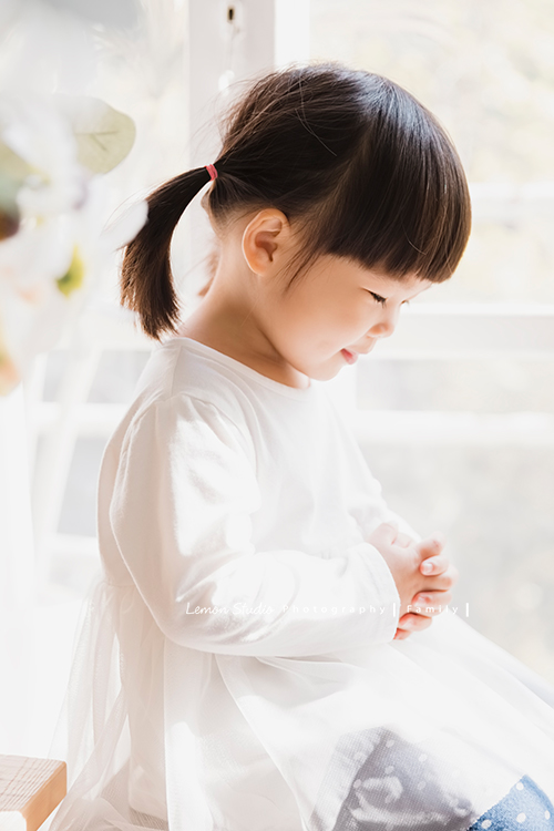 上次來拍照時大寶七個半月大，一年半不見，這次來拍寶寶寫真已經是三姊妹了！這次是姊姊三歲＆妹妹們11個月大的紀念！這張是姊姊抱著手的獨照，好恬靜的感覺的一張相片！