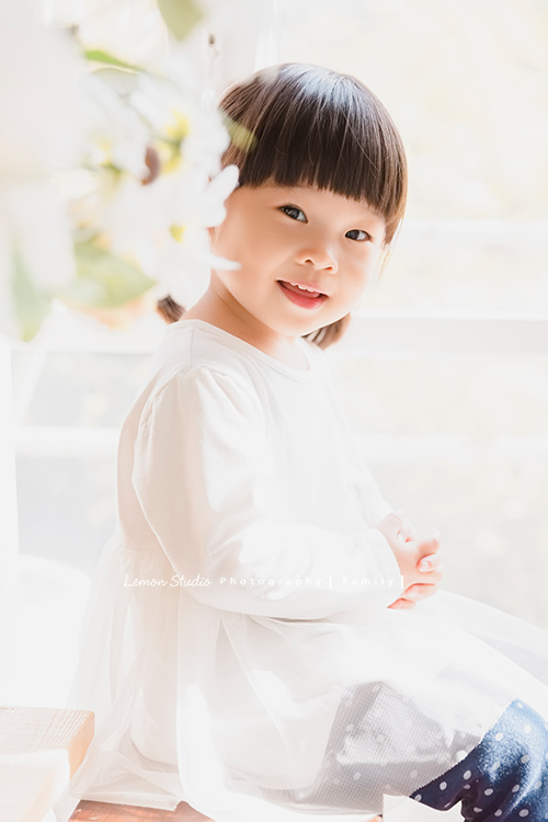 上次來拍照時大寶七個半月大，一年半不見，這次來拍寶寶攝影已經是三姊妹了！這次是姊姊三歲＆妹妹們11個月大的紀念！這張是可愛的姊姊的獨照，姊姊看起來當了姊姊後長大好多啊！