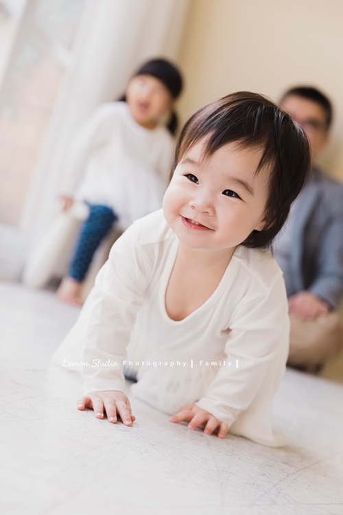 上次來拍照時大寶七個半月大，一年半不見，這次來拍寶寶攝影已經是三姊妹了！這次是姊姊三歲＆妹妹們11個月大的紀念！這張是可愛的妹妹的獨照！