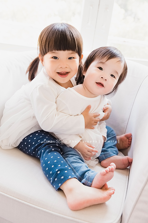 上次來拍照時大寶七個半月大，一年半不見，這次來拍寶寶寫真已經是三姊妹了！這次是姊姊三歲＆妹妹們11個月大的紀念！這是開朗的小姊姊抱抱妹妹的相片！