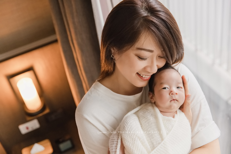 三歲的沐芯當姊姊了好開心啊，這次是拍弟弟的新生兒攝影，承錇媽麻在生產前與黎爸溝通，不用新生兒的可愛道具，希望自然感覺的拍攝，這張是媽麻抱著可愛的剛出生不久的弟弟的合照！
