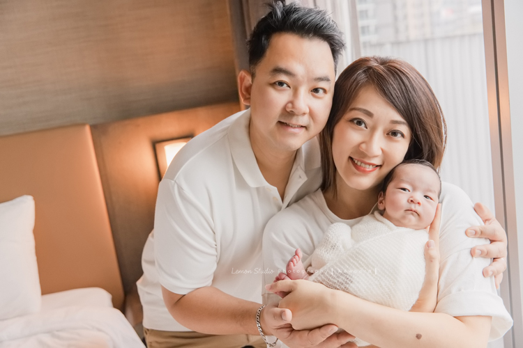 三歲的沐芯當姊姊了好開心啊，這次是拍弟弟的新生兒攝影，承錇媽麻在生產前與黎爸溝通，不用新生兒的可愛道具，希望自然感覺的拍攝，這張是爸拔媽麻與可愛的弟弟的合照！