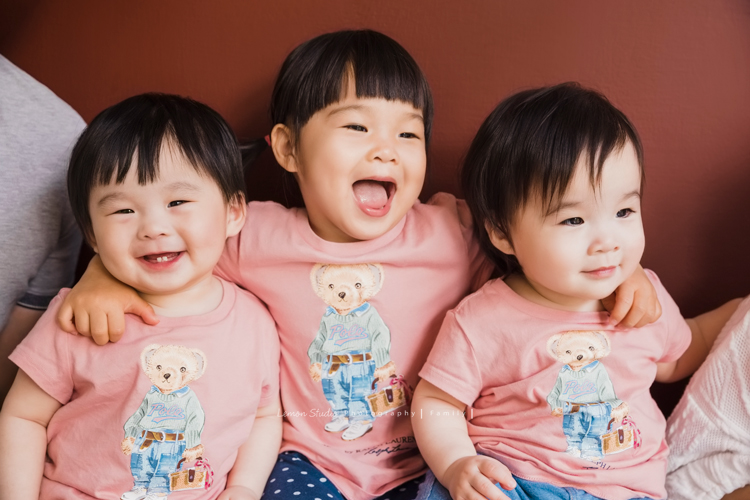 上次來拍照時大寶七個半月大，一年半不見，這次來拍寶寶攝影已經是三姊妹了！這次是姊姊三歲＆妹妹們11個月大的紀念！這是姐妹三人超可愛的合照！