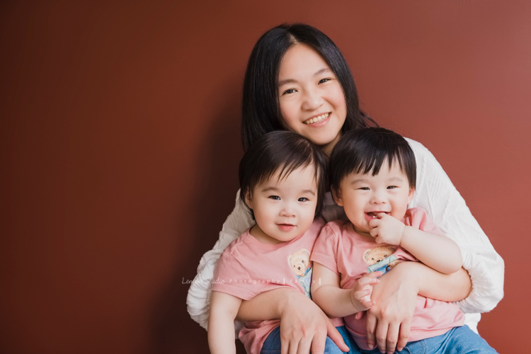 上次來拍照時大寶七個半月大，一年半不見，這次來拍寶寶攝影已經是三姊妹了！這次是姊姊三歲＆妹妹們11個月大的紀念！這是媽麻抱著兩個可愛的雙胞胎妹妹們的合照！