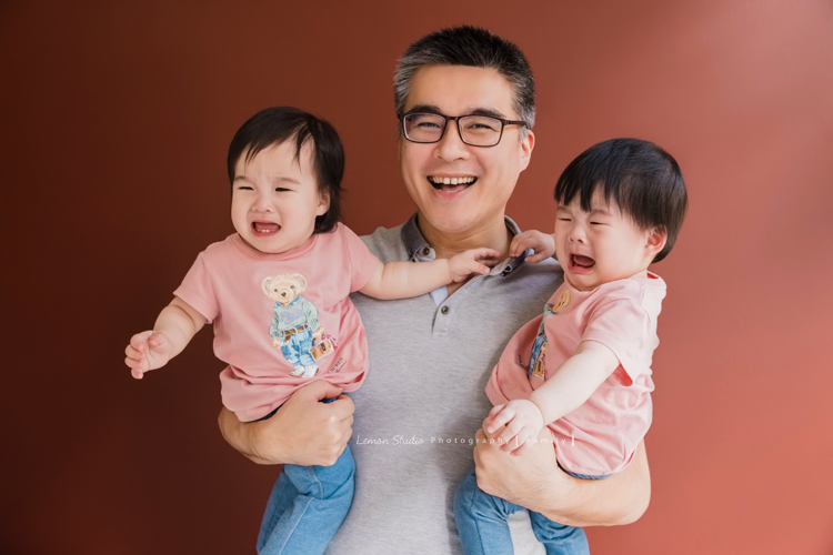 上次來拍照時大寶七個半月大，一年半不見，這次來拍寶寶攝影已經是三姊妹了！這次是姊姊三歲＆妹妹們11個月大的紀念！這張是爸拔抱著兩個哭哭的妹妹們，爸拔看起來好開心好滿足啊！