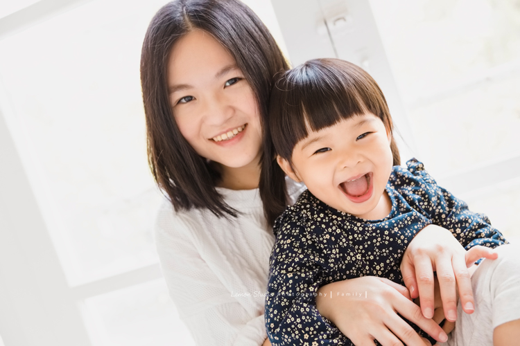 上次來拍照時大寶七個半月大，一年半不見，這次來拍寶寶寫真已經是三姊妹了！這次是姊姊三歲＆妹妹們11個月大的紀念！這張是媽麻抱著可愛的姊姊的合照！