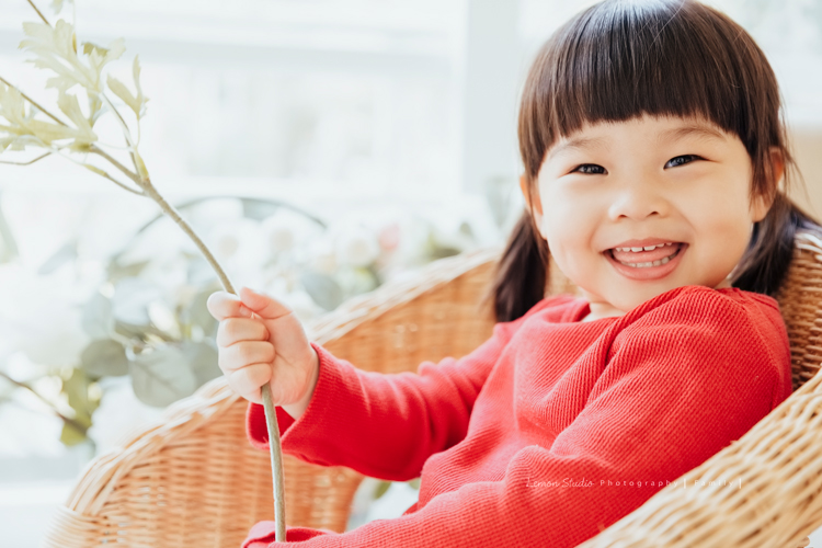 上次來拍照時大寶七個半月大，一年半不見，這次來拍寶寶攝影已經是三姊妹了！這次是姊姊三歲＆妹妹們11個月大的紀念！這張是姊姊換上紅色上衣的獨照！