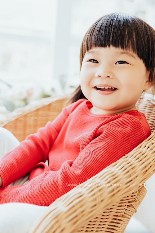 上次來拍照時大寶七個半月大，一年半不見，這次來拍寶寶攝影已經是三姊妹了！這次是姊姊三歲＆妹妹們11個月大的紀念！這張是姊姊換上紅色上衣的獨照！姊姊仍然是一個很喜樂的孩子！