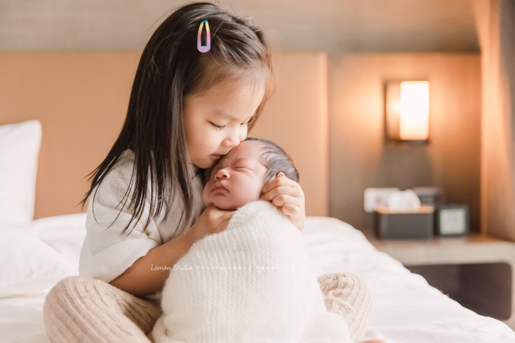 三歲的沐芯當姊姊了好開心啊，這次是拍弟弟的新生兒攝影，承錇媽麻在生產前與黎爸溝通，不用新生兒的可愛道具，希望自然感覺的拍攝，這張姊姊緊緊地抱著小弟！