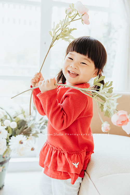 上次來拍照時大寶七個半月大，一年半不見，這次來拍寶寶寫真已經是三姊妹了！這次是姊姊三歲＆妹妹們11個月大的紀念！這張是姊姊換上紅色上衣的獨照！姊姊還是好開朗好可愛啊！