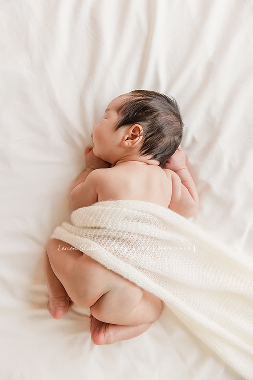 三歲的沐芯當姊姊了好開心啊，這次是拍弟弟的新生兒攝影，承錇媽麻在生產前與黎爸溝通，不用新生兒的可愛道具，希望自然感覺的拍攝，這張是弟弟趴著睡著的相片！