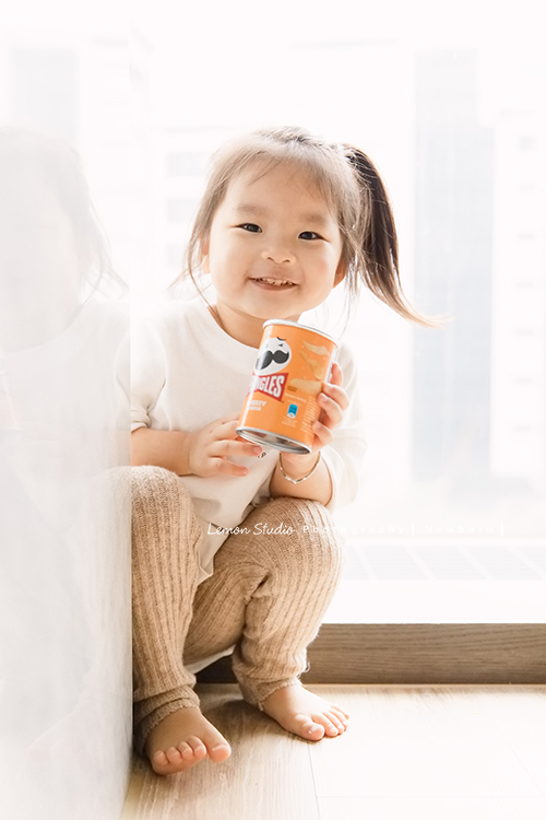 三歲的沐芯當姊姊了好開心啊，這次是拍弟弟的新生兒攝影，承錇媽麻在生產前與黎爸溝通，不用新生兒的可愛道具，希望自然感覺的拍攝，這張是可愛的姊姊拿著零食的獨照！