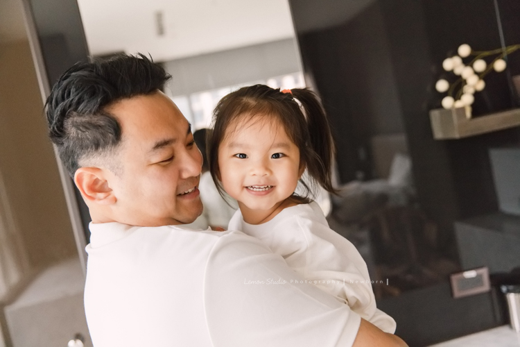 三歲的沐芯當姊姊了好開心啊，這次是拍弟弟的新生兒攝影，承錇媽麻在生產前與黎爸溝通，不用新生兒的可愛道具，希望自然感覺的拍攝，這張是爸拔抱著小姊姊的合照！