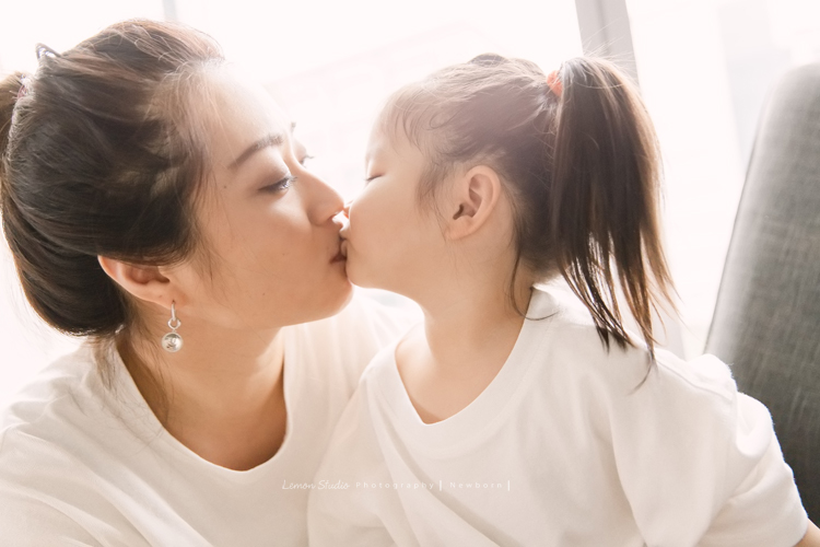 三歲的沐芯當姊姊了好開心啊，這次是拍弟弟的新生兒攝影，承錇媽麻在生產前與黎爸溝通，不用新生兒的可愛道具，希望自然感覺的拍攝，這張是媽麻親親小姊姊的合照！