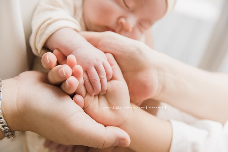 三歲的沐芯當姊姊了好開心啊，這次是拍弟弟的新生兒攝影，承錇媽麻在生產前與黎爸溝通，不用新生兒的可愛道具，希望自然感覺的拍攝，這張是一家人的手牽在一起的相片！