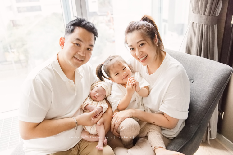 三歲的沐芯當姊姊了好開心啊，這次是拍弟弟的新生兒攝影，承錇媽麻在生產前與黎爸溝通，不用新生兒的可愛道具，希望自然感覺的拍攝，這張是一家人的全家福！