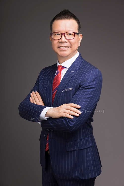 綠佳利公司的一個團隊一起來拍專業形象照，這位帥氣又親切溫暖的男士當天侃侃而談他的人生故事，至今仍然難忘！藍色線條的西裝搭配拍起來有美式形象照的感覺！