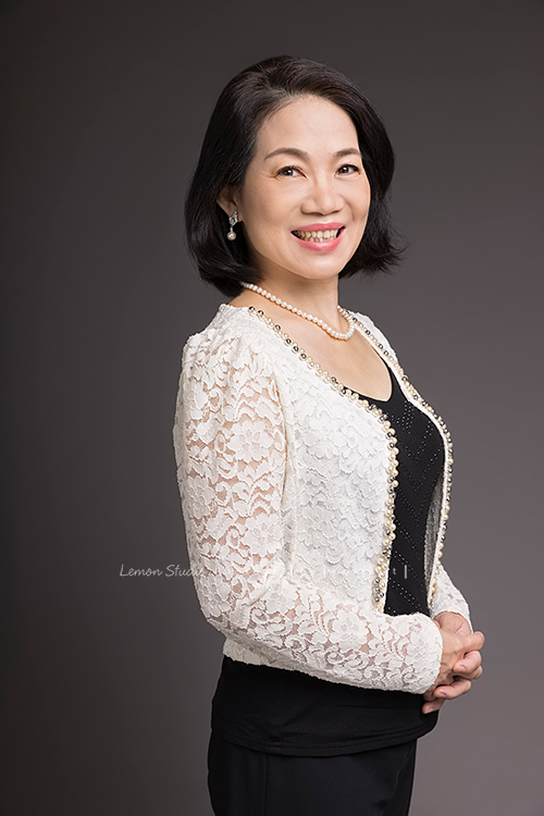 綠佳利公司的一個團隊一起來拍形象照，這位女士非常優雅！黑色與白色的搭配，加上珍珠項鍊及耳環，呈現出很有氣質及優雅的形象照！這張她側面站著看鏡頭，好優雅好美，有日本人的味道與氣質！