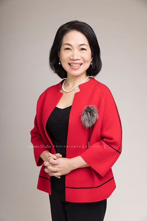 綠佳利公司的一個團隊一起來拍形象照，這位女士非常優雅！穿上紅色的外套，又是另一種感覺的形象照！既親切又溫暖！