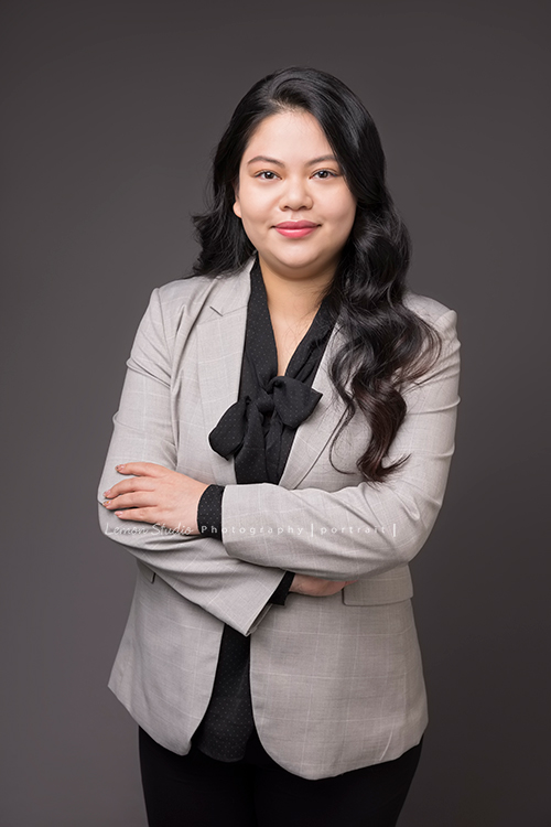 綠佳利公司的一個團隊一起來拍形象照，這位女士手抱在胸前，很自然的笑著，是一張很美式感覺的形象照！