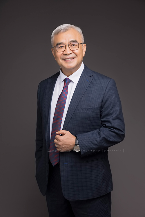綠佳利公司的一個團隊一起來拍形象照，這位男士的這張形象照，眼神看著前方，很沈穩很有氣質的一張形象照！