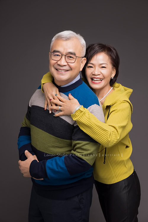 綠佳利公司的一個團隊一起來拍形象照，這對夫妻檔穿著很好看的毛衣一起拍照！很喜歡他們之間很自然美好的情感流露！