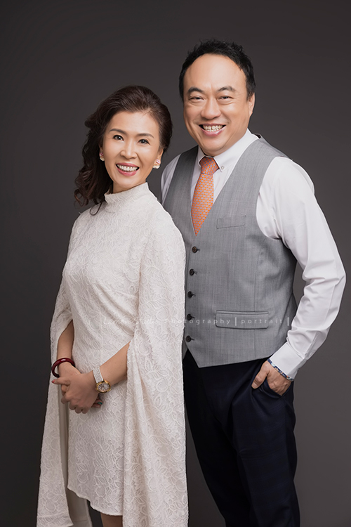 綠佳利公司的一個團隊一起來拍形象照，這對夫妻檔穿著正式的服裝一起拍照！很喜歡他們之間很自然美好的情感流露！