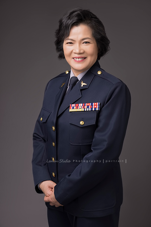 綠佳利公司的一個團隊一起來拍形象照，團隊中這位退休的女警官，帶著她以前的制服來拍照！好帥氣啊！