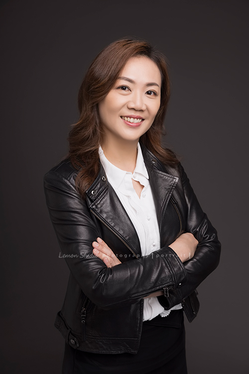 綠佳利公司的一個團隊一起來拍形象照，這位女士的笑容有著發自內心的自在自信與美麗！公司讓他們在生活中平衡及追求健康！