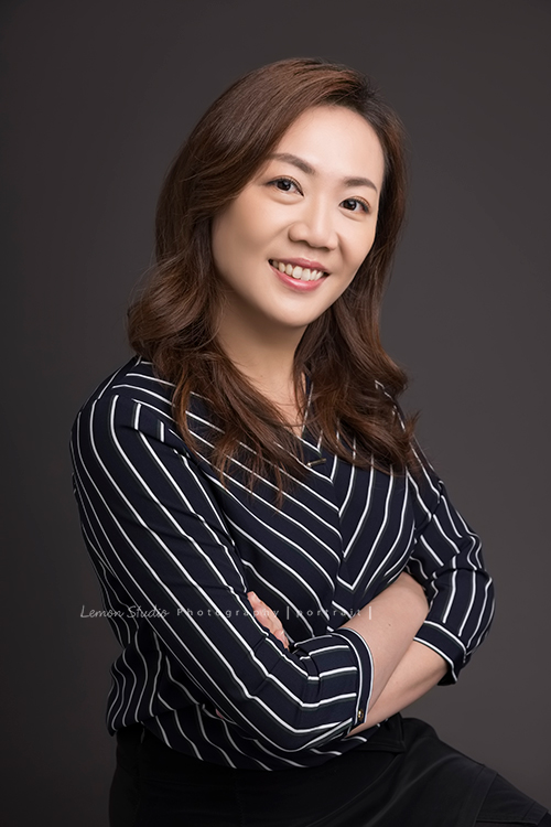 綠佳利公司的一個團隊一起來拍形象照，這位女士的笑容有著發自內心的自在自信與美麗！
