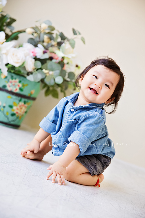 三歲的沐芯當姊姊了好開心啊，這次是拍弟弟的新生兒攝影，承錇媽麻在生產前與黎爸溝通，不用新生兒的可愛道具，希望自然感覺的拍攝，這張是沐芯姊姊九個月大時的可愛模樣！