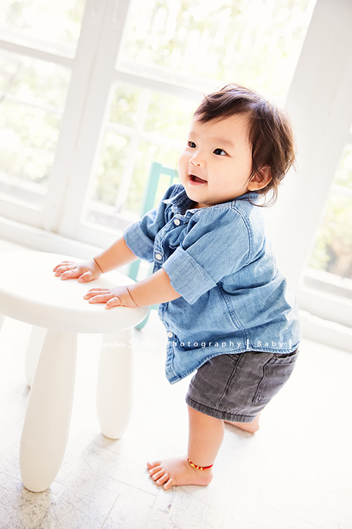 三歲的沐芯當姊姊了好開心啊，這次是拍弟弟的新生兒攝影，承錇媽麻在生產前與黎爸溝通，不用新生兒的可愛道具，希望自然感覺的拍攝，這張是沐芯姊姊九個月大時的可愛模樣！當時的她正在推椅子！