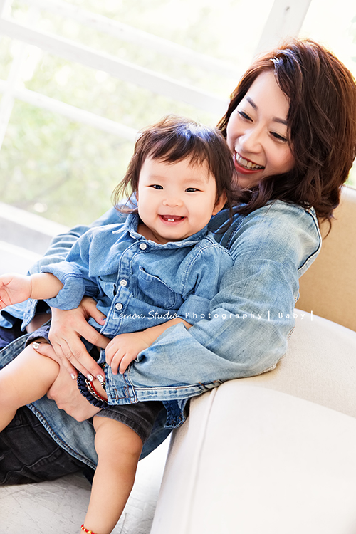 三歲的沐芯當姊姊了好開心啊，這次是拍弟弟的新生兒攝影，承錇媽麻在生產前與黎爸溝通，不用新生兒的可愛道具，希望自然感覺的拍攝，這張是沐芯姊姊九個月大時和媽麻的合照！