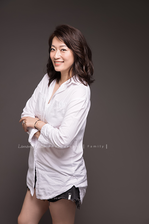 三歲的沐芯當姊姊了好開心啊，這次是拍弟弟的新生兒攝影，承錇媽麻在生產前與黎爸溝通，不用新生兒的可愛道具，希望自然感覺的拍攝，這張是沐芯姊姊九個月大時來拍照，媽麻當時自己的一張獨照！