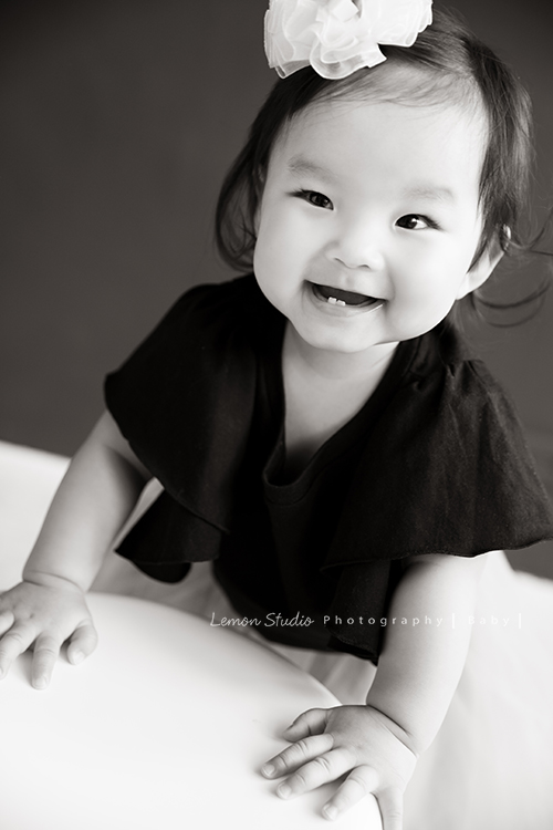 三歲的沐芯當姊姊了好開心啊，這次是拍弟弟的新生兒攝影，承錇媽麻在生產前與黎爸溝通，不用新生兒的可愛道具，希望自然感覺的拍攝，這張是沐芯姊姊九個月大時的一張黑白獨照！