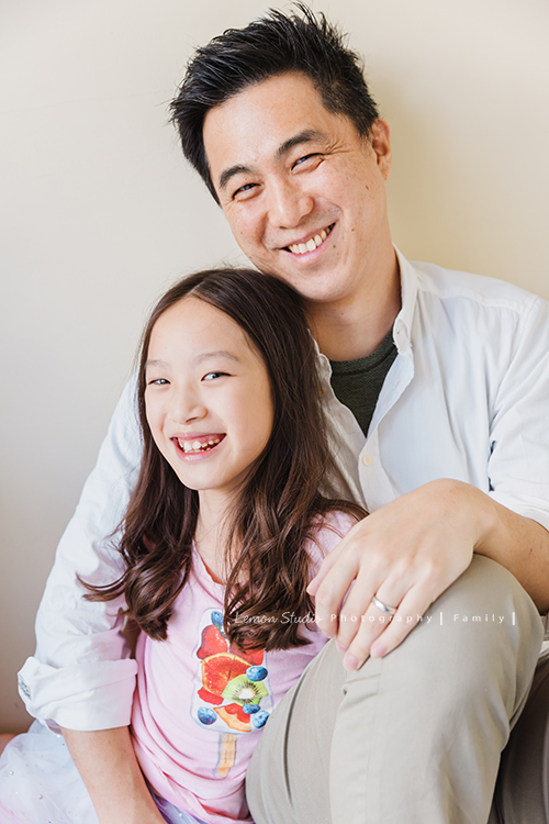 晴硯＆棠釉和爸拔媽麻第三次來拍家庭攝影了，晴硯越來越漂亮，棠釉轉眼兩年長大好多啊！一家人很自然地互動，這次走輕鬆自在風格！這張是帥氣的爸拔和姊姊的合照！