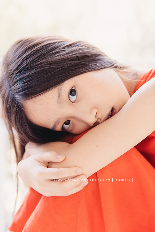 晴硯＆棠釉和爸拔媽麻第三次來拍家庭攝影了，晴硯越來越漂亮，棠釉轉眼兩年長大好多啊！一家人很自然地互動，這次走輕鬆自在風格！這張的姊姊感覺很不一樣啊！