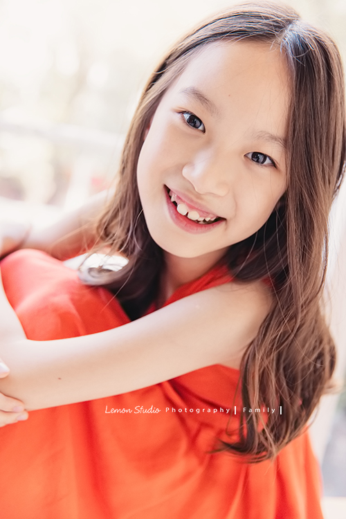 晴硯＆棠釉和爸拔媽麻第三次來拍家庭攝影了，晴硯越來越漂亮，棠釉轉眼兩年長大好多啊！一家人很自然地互動，這次走輕鬆自在風格！這張是漂亮的姊姊的獨照！