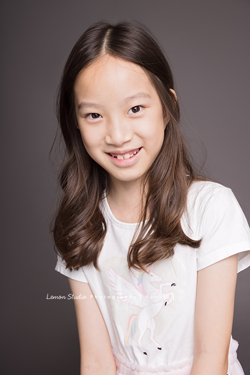 晴硯＆棠釉和爸拔媽麻第三次來拍家庭攝影了，晴硯越來越漂亮，棠釉轉眼兩年長大好多啊！一家人很自然地互動，這次走輕鬆自在風格！這張的姊姊的表情自信中帶著甜美！