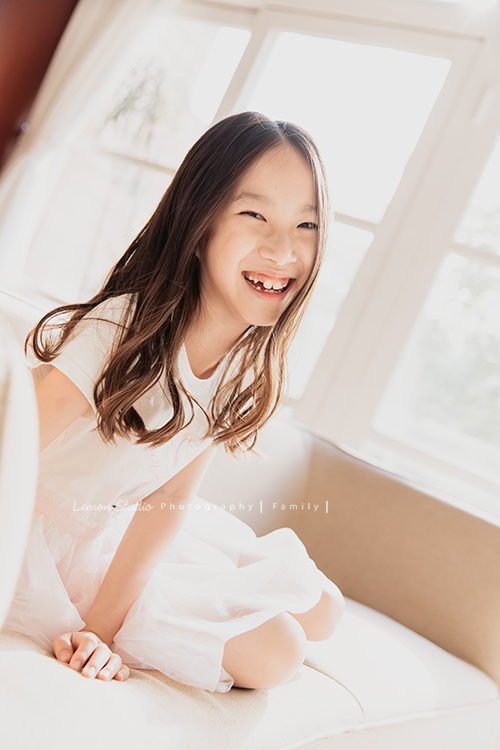 晴硯＆棠釉和爸拔媽麻第三次來拍家庭攝影了，晴硯越來越漂亮，棠釉轉眼兩年長大好多啊！一家人很自然地互動，這次走輕鬆自在風格！這張的姊姊很隨性自然！