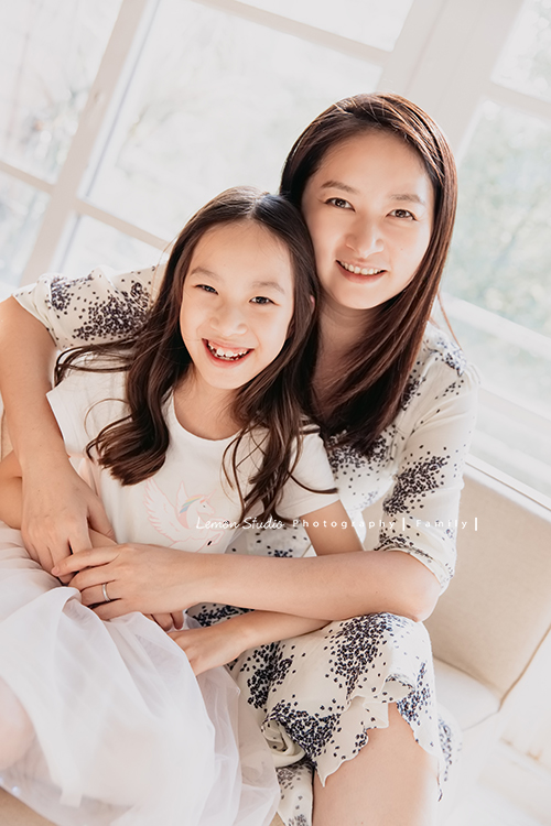 晴硯＆棠釉和爸拔媽麻第三次來拍家庭攝影了，晴硯越來越漂亮，棠釉轉眼兩年長大好多啊！一家人很自然地互動，這次走輕鬆自在風格！這張是媽麻和姊姊的合照！